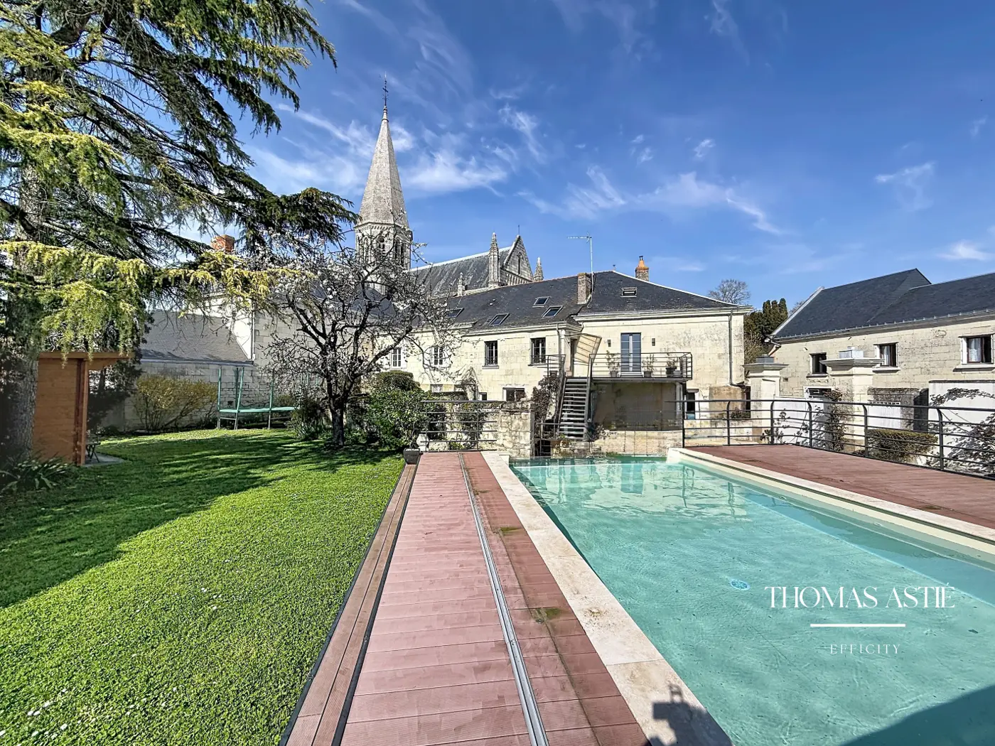 Maison 10 pièces, 340 m² à Bellevigne-les-Châteaux, photo 1 sur 22